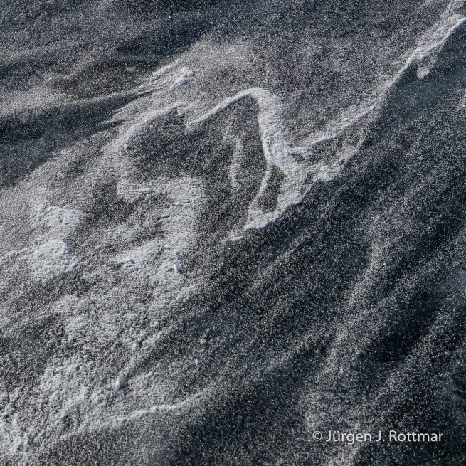 Russland | Sibirien | Baikalsee | Schwarzeis mit Neuschnee