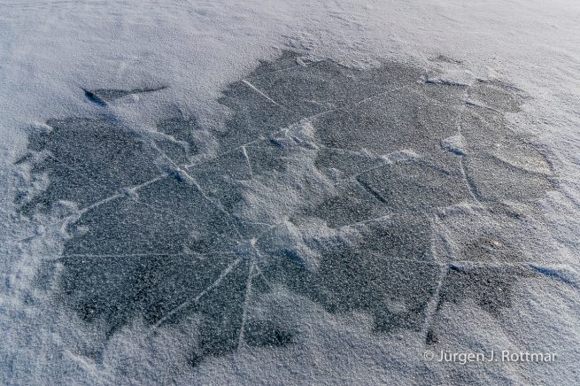 Russland | Sibirien | Baikalsee | Schwarzeis mit Neuschnee